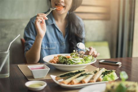 夢見點餐|夢見吃飯9大情境意思大解構！付錢/喝酒/與家人同事聚。